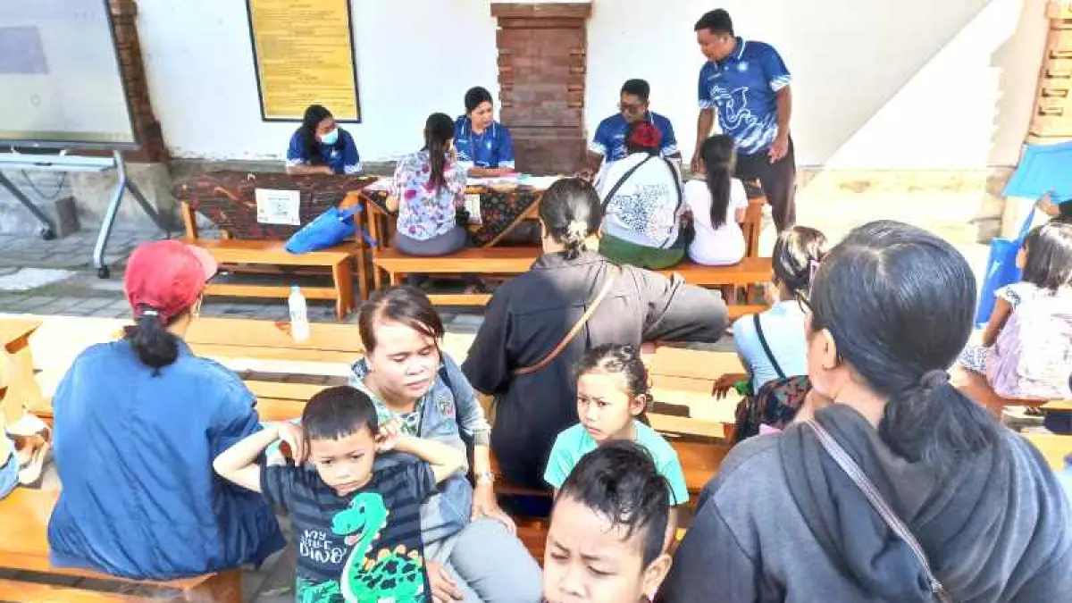 HARI INI DIUMUMKAN: Pelaksanaan SPMB SD di SDN 2&nbsp; Dangin Puri&nbsp; Jalan veteran Denpasar. (Adrian suwanto/radar bali)