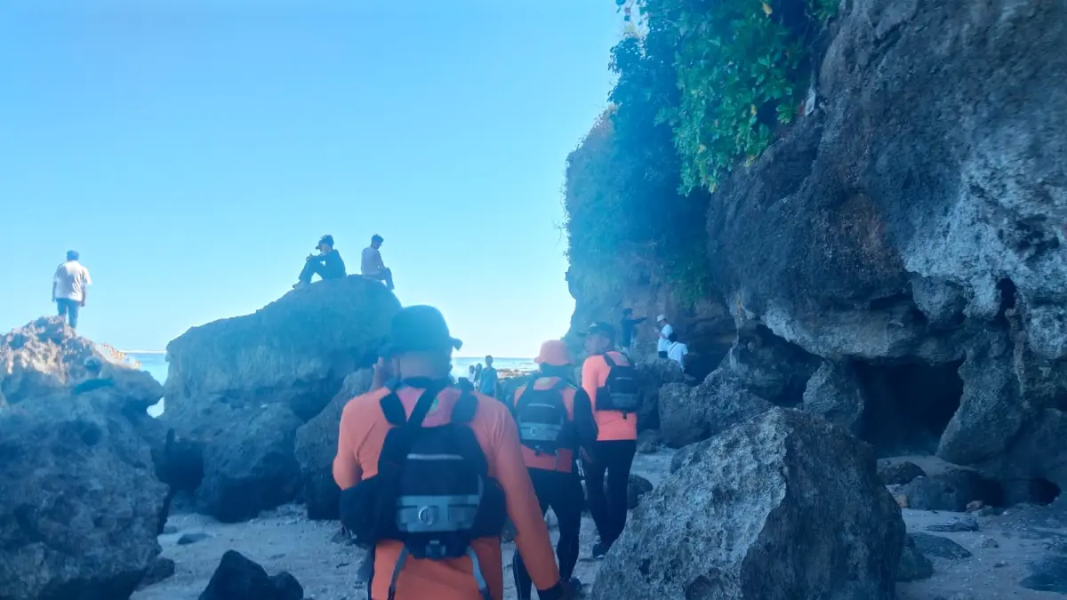 HILANG: Tim SAR gabungan melakukan penyisiran di perairan dan sepanjang bibir Pantai Greenbowl, Ungasan, Senin (29/6/2026). (ist/radarbali.id)
