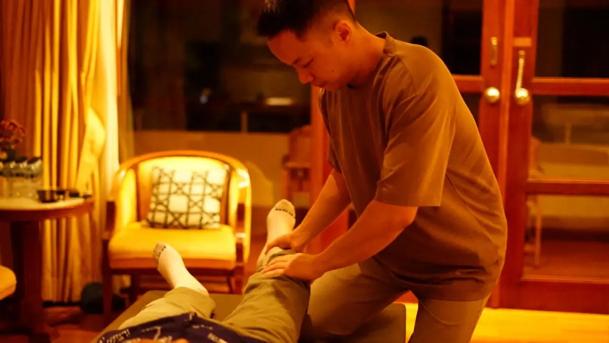 LANGSUNG RINGAN: Terapi Kretek oleh ahli layanan kesehatan alternatif dan holistik, Andreas Siauw. bertempat di Bintang Resort Resort Kuta,(12/06/2026). (novian/radabali.id)