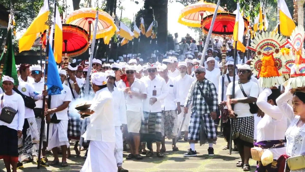 MENGARAK KERIS PUSAKA : Prosesi &nbsp;ngerebek keris pusaka Ki Baru Gajah, di Desa Adat Kediri, Tabanan, saat bertepatan hari raya Kuningan. (Juliadi)