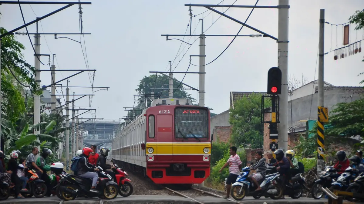 Perlintasan sebidang kereta api di Bulak Kapal, Bekasi. Untuk mencegah kecelakaan kereta, Kementerian PU sedang menggarap pembangunan flyover dengan anggaran lebih dari Rp 300 miliar. Foto: Radar Bekasi
