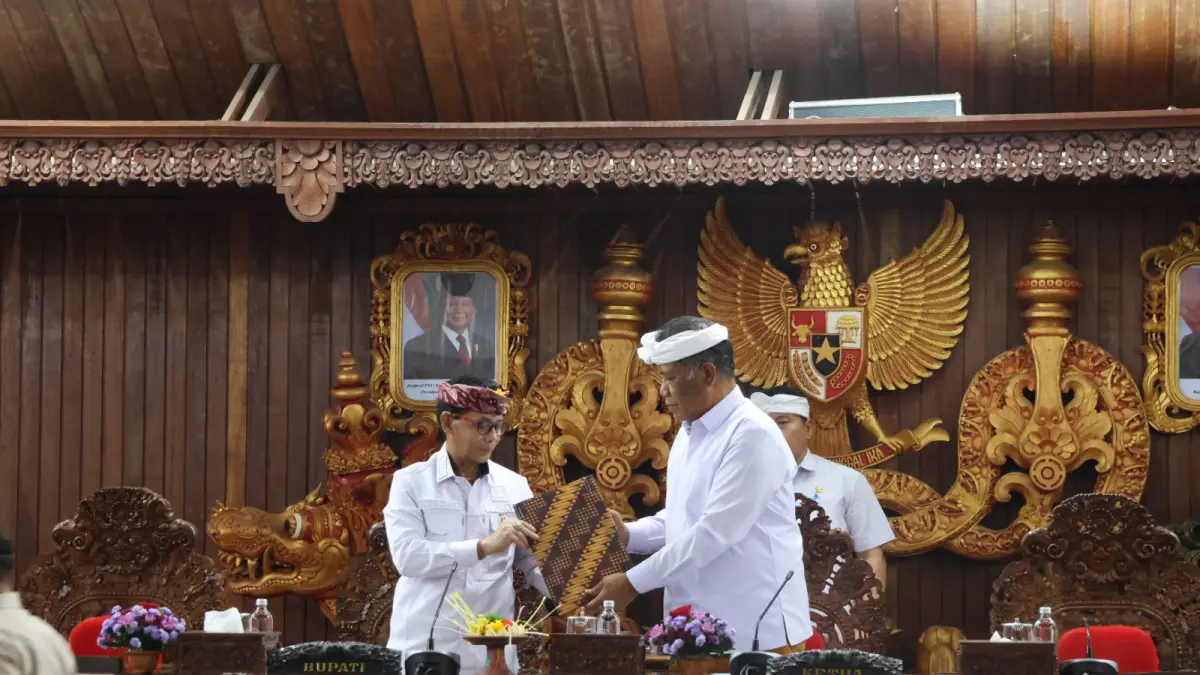 Rapat Paripurna Istimewa Penyampaian Rekomendasi LHP BPK atas LKPD Kabupaten Klungkung Tahun Anggaran 2025 di Kantor DPRD Klungkung, Senin (29/6).