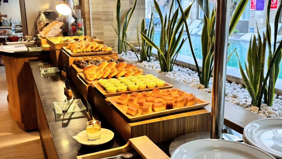 Suasana sarapan pagi di Bhira Restaurant Quest Hotel San Denpasar.