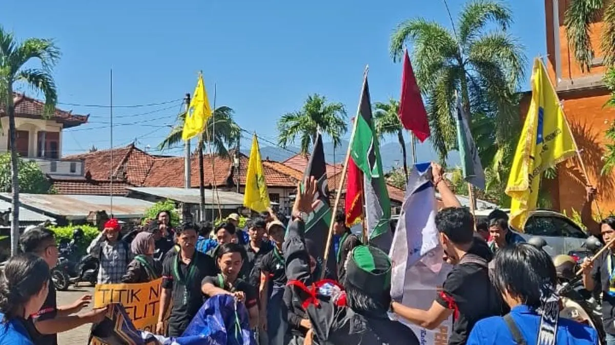 WAKIL RAKYATNYA SEMBUNYI: Aksi aliansi mahasiswa dari kelompok Cipayung plus Singaraja saat melakukan demonstrasi di halaman DPRD Buleleng. (Humas HMI Singaraja for radarbali.id)