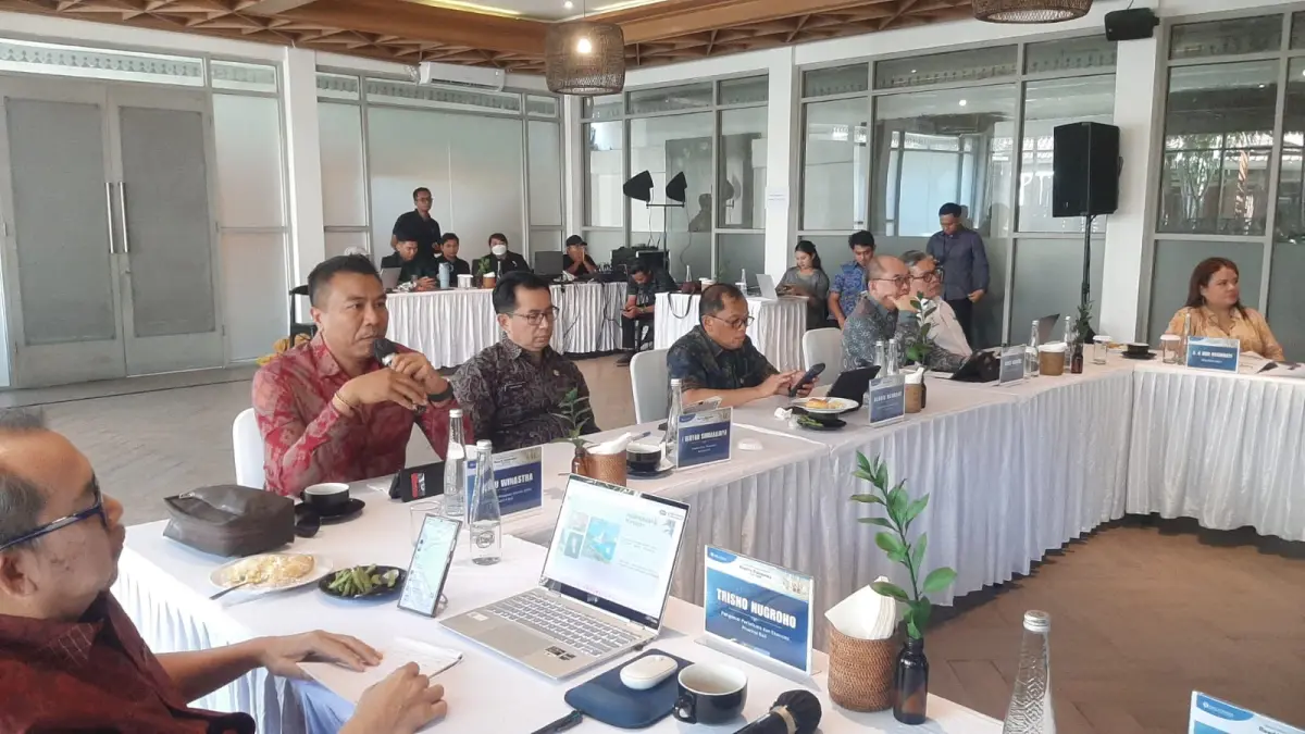 Kepala Perwakilan Bank Indonesia Provinsi Bali, Achris Sarwani (tengah) dan para penelis Ketua ASITA, I Putu Winastra, Kepala Dinas Pariwisata I Wayan Sumerajaya, Sekjen PHRI Bali, Perry Markus dan Ketua BVA Bali, Ismoyo Soemarlan, dalam FGD Balinomic 2026, Selasa 30 Juni 2026. (M.RIDWAN/radarbali.id)