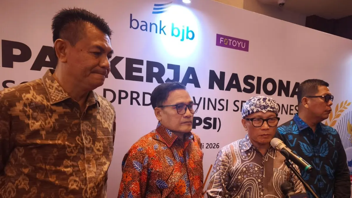 BAHAS TRANSFER DAERAH: Ketua DPRD Bali Dewa Made Mahayadnya alias Dewa Jack usai Pembukaan Rakernas II bersama jajaran Pengurus ADPSI kemarin (29/6/2026). (sumber/radarbali.id)
