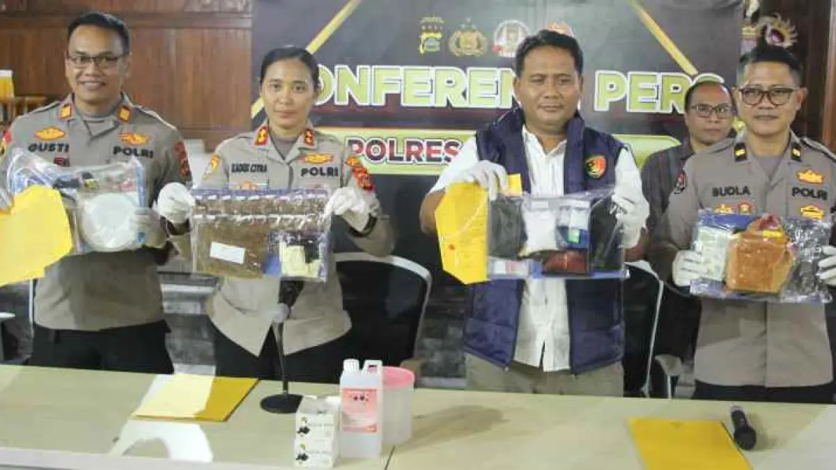 BEBERKAN BARANG BUKTI : Kapolres Jembrana AKBP Kadek Citra Dewi Suparwati&nbsp; menunjukkan barang bukti hasil pengungkapan di wilayah hukum Polres Jembrana. (foto: Humas Polres Jembrana)