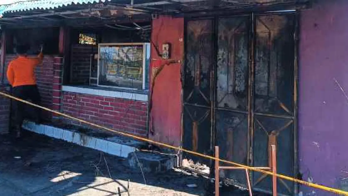 DIPASANGI GARIS POLISI : Kondisi Warung Makan Babi Guling De Bolot yang hangus terbakar.(Istimewa)