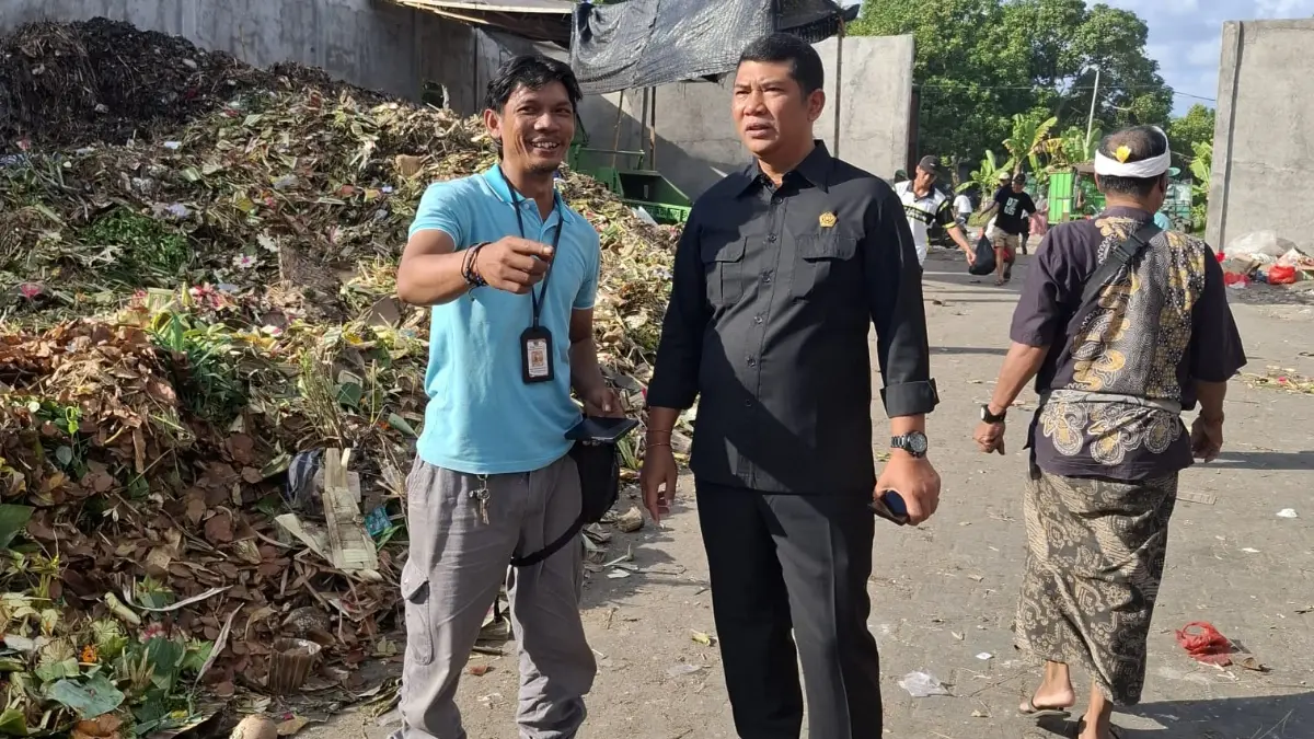 Gede Tommy (kanan) di TPS3R Sesetan.