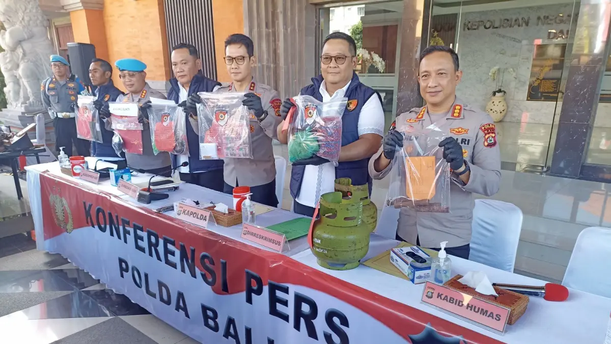 ILEGAL: Kapolda Bali, Irjen Pol. Daniel Adityajaya, S.H., S.I.K., M.S.I., didampingi Dirreskrimsus Polda Bali Kombes Pol. Wisnu Prabowo, S.I.K., M.M., Dirreskrimum Polda Bali Kombes Pol. Lintar Mahardhono, S.H., S.I.K., M.I.K., Kabid Humas Polda Bali Kombes Pol. Ariasandy, S.I.K