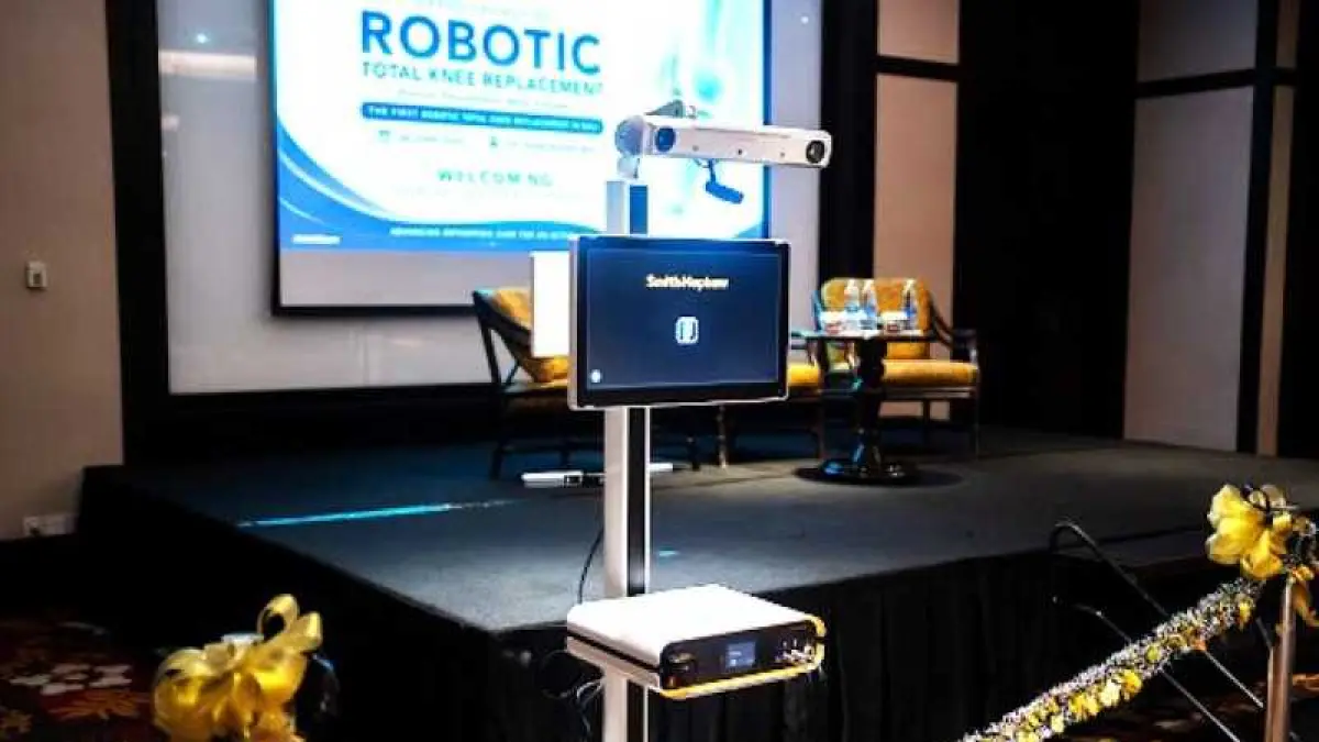 PERANTI MUTAKHIR: Layanan operasi robot bernama Robotic Total Knee Replacement (TKR) menggunakan teknologi robotic surgical system. (Foto Marsell Pampur)