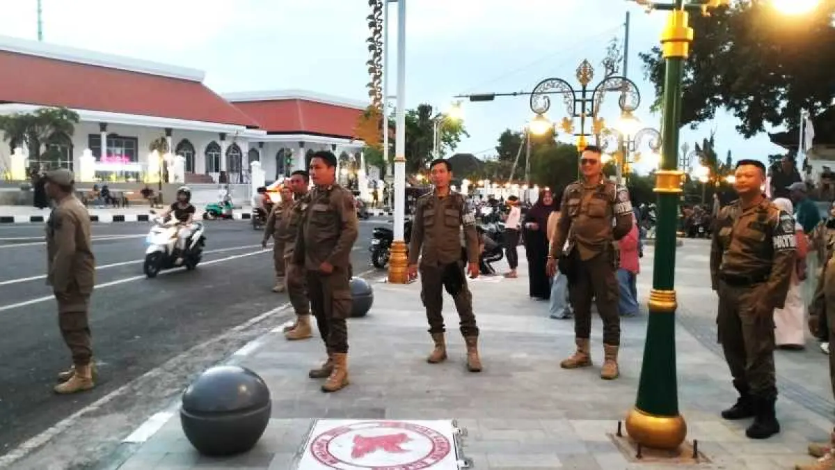 SIAPKAN TIM KHUSUS : Satpol PP Buleleng di area Titik Nol Kota Singaraja. (foto: Satpol PP Buleleng)