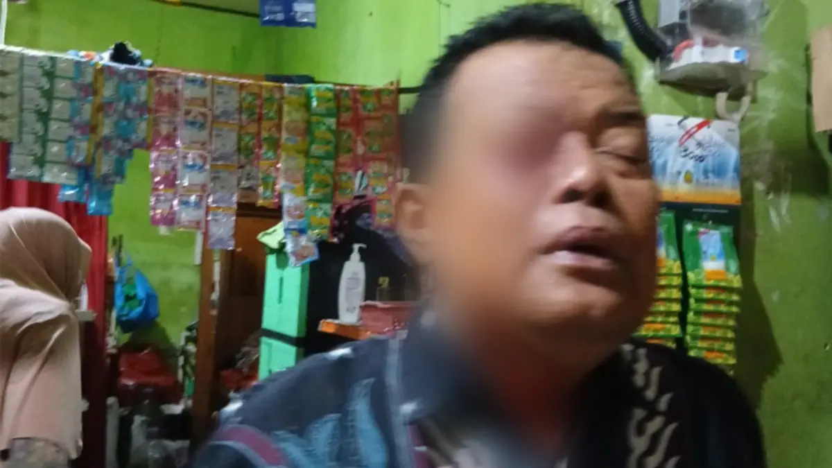 Sukaryo, korban pelemparan bongkahan batu beton di Tuban - Kuta.&nbsp;