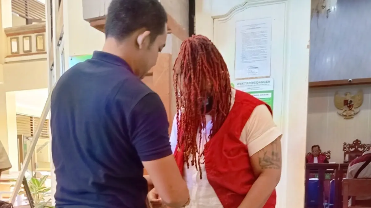 TERUS MENUNDUK: Tyeisha Kieonne Parks usai sidang di PN Denpasar, Selasa (30/6/2026).