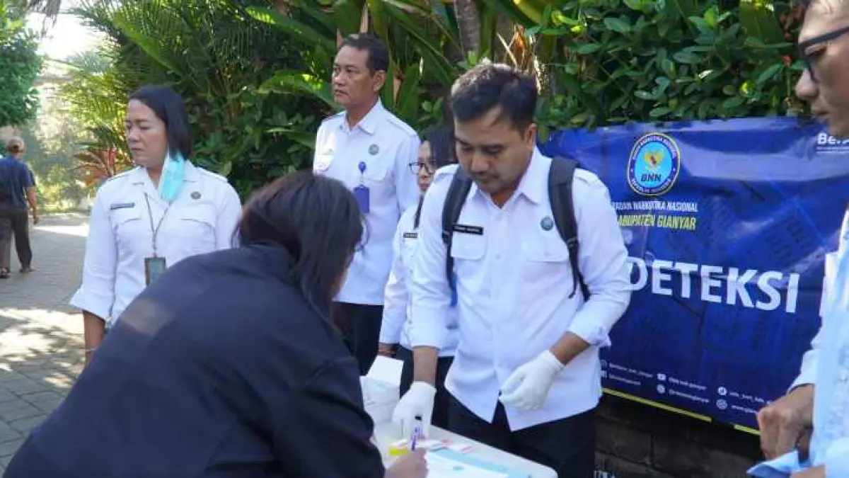 TES URINE :&nbsp;Petugas melakukan tes urine untuk penghuni rumah kos dites urine. Petugas juga menemukan pipet dan tutup botol. (foto: BNNK Gianyar)