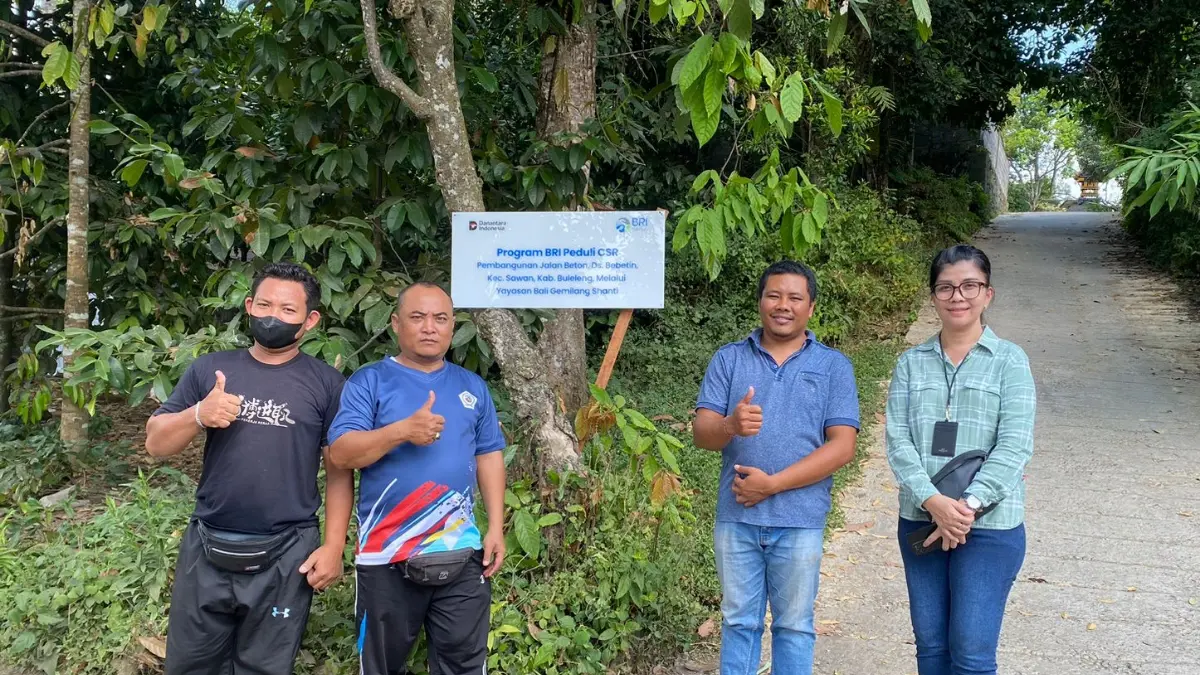 TJSL: Bank BRI membangun jalan beton di Desa Bebetin, Kecamatan Sawan, Kabupaten Buleleng.