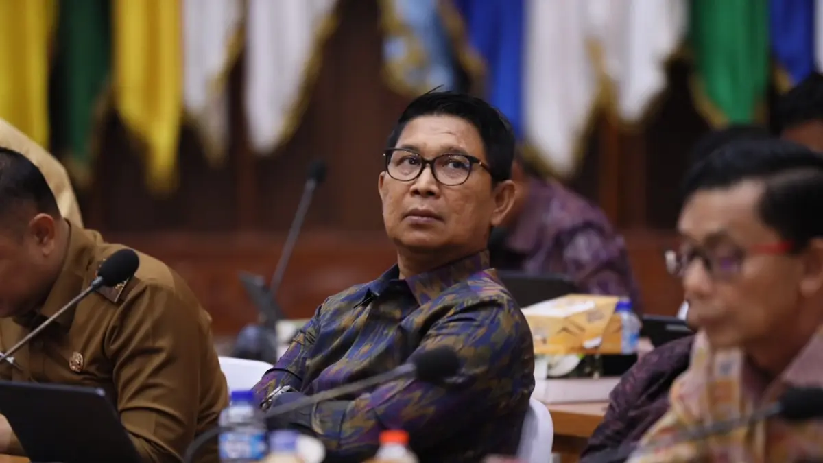 Bupati Adi Arnawa saat menghadiri Rakor Monitoring Pelaksanaan Kegiatan Perluasan Piloting Digitalisasi Bansos, bertempat di Gedung Sasana Bhakti Praja Kementerian Dalam Negeri, Jakarta Pusat dan dipimpin langsung oleh Menteri Dalam Negeri Tito Karnavian beserta jajaran, Selasa (30/6).