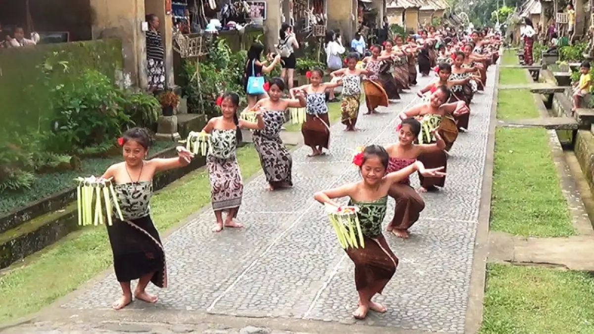Anak-anak Desa Penglipuran menari pendet dalam pembukaan Penglipuran Village Festival. 