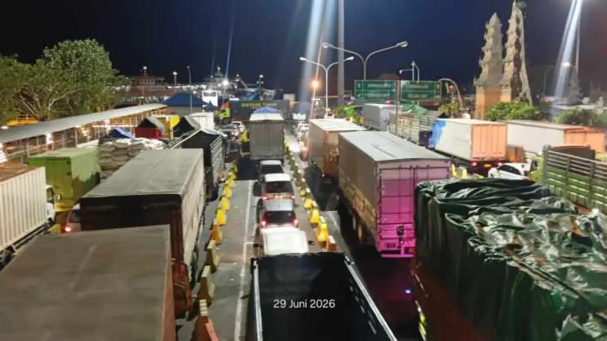 ANTREAN MALAM : Suasana Pelanbuhan Gilimanuk, Jembrana di malam hari. (foto: M.Basir)