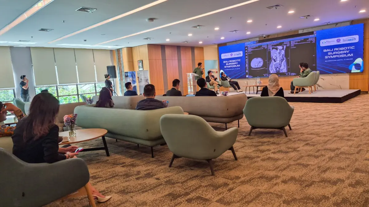 FORUM ILMIAH: Bali Robotic Surgery Symposium di Bali International Hospital (30/06) membahas masa depan bedah robotik minimal invasif.