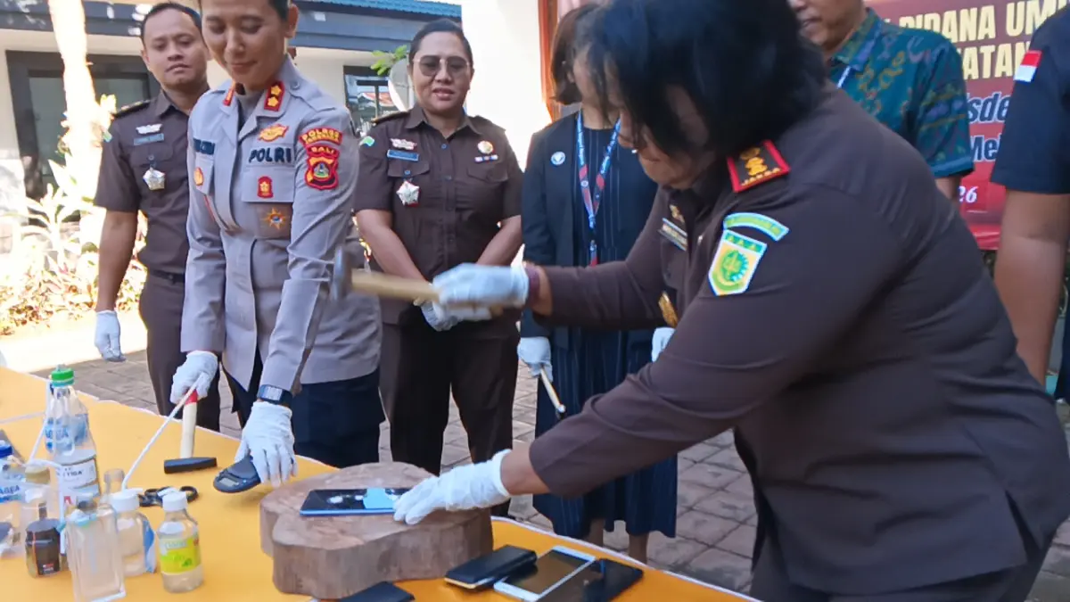 PALING BANYAK KASUS  SABU-SABU : Seremonial pemusnahan barang bukti di Kejari Jembrana. (M.Basir/Radar Bali)