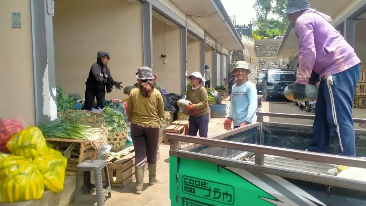 PERMINTAAN PASAR MENURUN: Aktivitas pedagang sayuran di Pasar Baturiti, Tabanan.&nbsp;(Footo: Juliadi/Radar Bali)