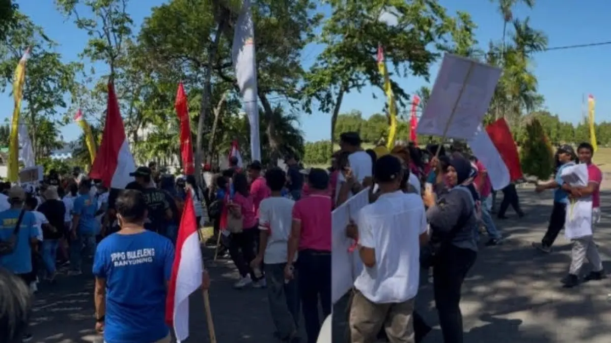 TANDINGAN: Sebuah anasir turun ke jalan aksi mendukung program MBG agar terus dilanjutkan Selasa 30 Juni 2026. (IST/radarbali.id)