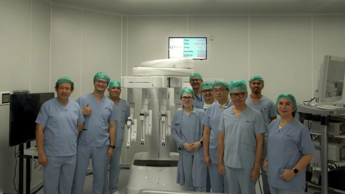 TEKNOLOGI MEDIS: Dr. I Made Mulyawan, MD, PhD dan Prof. Iswanto Sucandy, MD, FACS berhasil melakukan operasi bedah robotik.