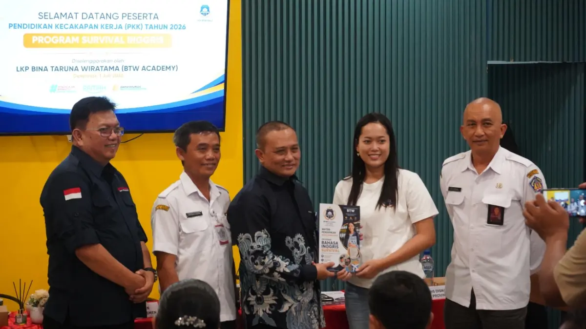 Direktur Kursus dan Pelatihan Kemendikdasmen RI Dr. Yaya Sutarya, S.Pd., M.Pd. (tengah) saat saat pembukaaan Pendidikan Kecakapan Kerja (PKK) Program Survival English Tahun 2026 di Denpasar, Rabu (1/7/2026)