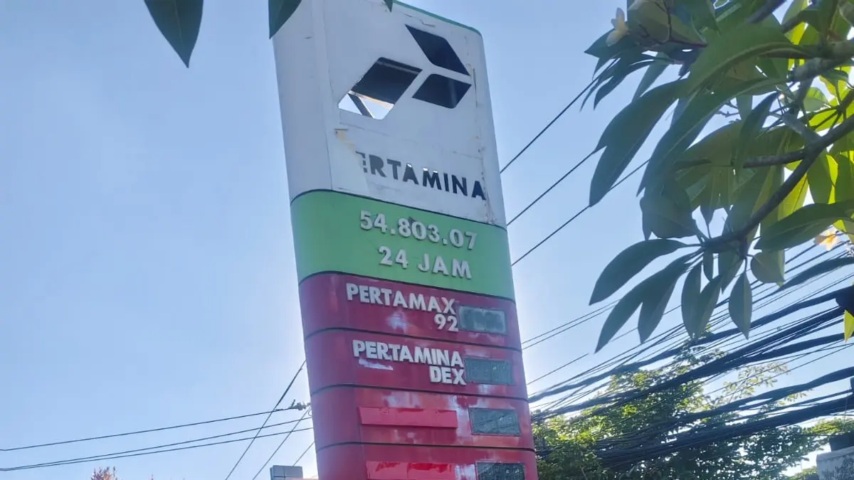 DISELIDIKI: SPBU 54.803.07 Taman Griya, Jimbaran tampak sepi. Polisi turun tangan melakukan penyelidikan pengisian Pertamax dalam jumlah besar menggunakan puluhan jerigen. (ADRIAN SUWANTO/radarbali.id)