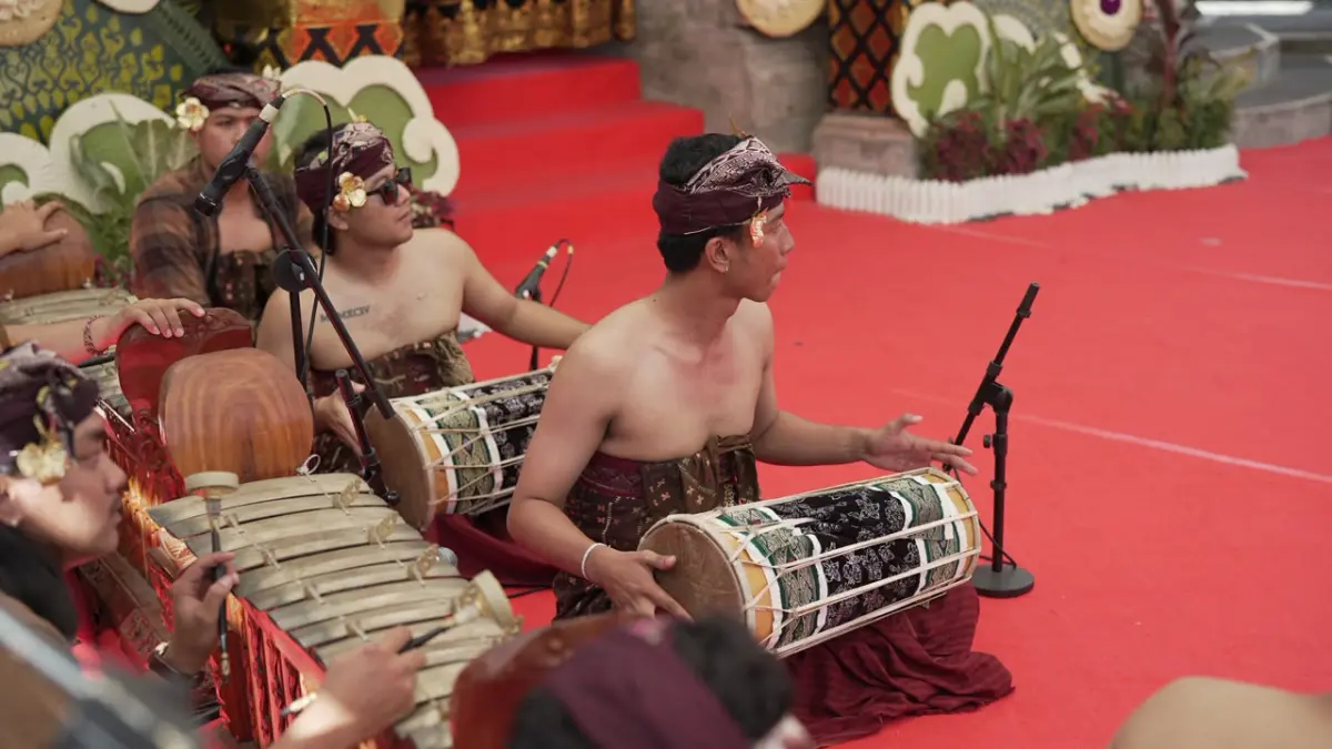 Komunitas Seni Tapahana, Banjar Temacun, Kelurahan Kuta, Kecamatan Kuta, sebagai Duta Kabupaten Badung, menampilkan Rekasadana (Pergelaran) Rekonstruksi Gamelan Tua di Kalangan Angsoka, Taman Budaya Provinsi Bali, Selasa (1/7/2026).