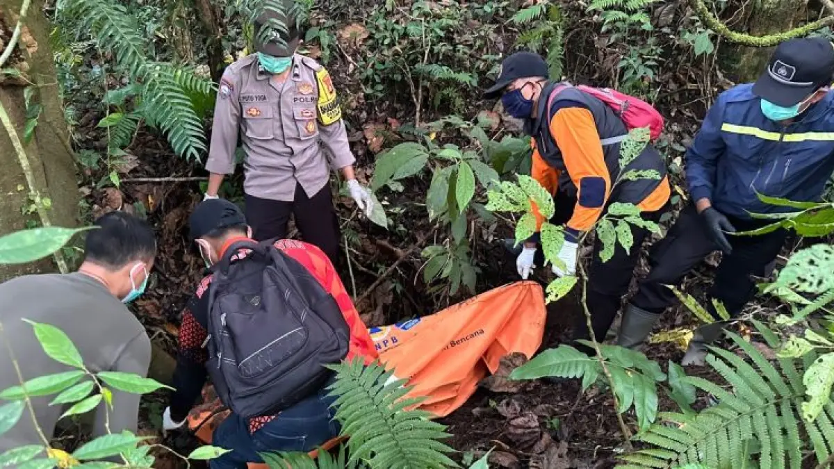 MULAI TERKUAK : Polisi saat mengevakuasi jenazah Mr X di kawasan hutan di Banjar Dinas Gunung Sari Uma Kayu, Desa Jatiluwih, Penebel, Tabanan.&nbsp;(ist)

&nbsp;
