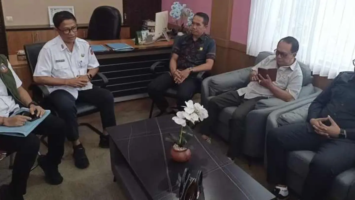 PANTAU LANGSUNG &nbsp;: Rombongan komisi VI DPRD Karangasem saat melakukan koordinasi ke Kantor Disdikpora Karangasem terkait SPMB tahun ajaran 2026/2027.(Zulfika Rahman)