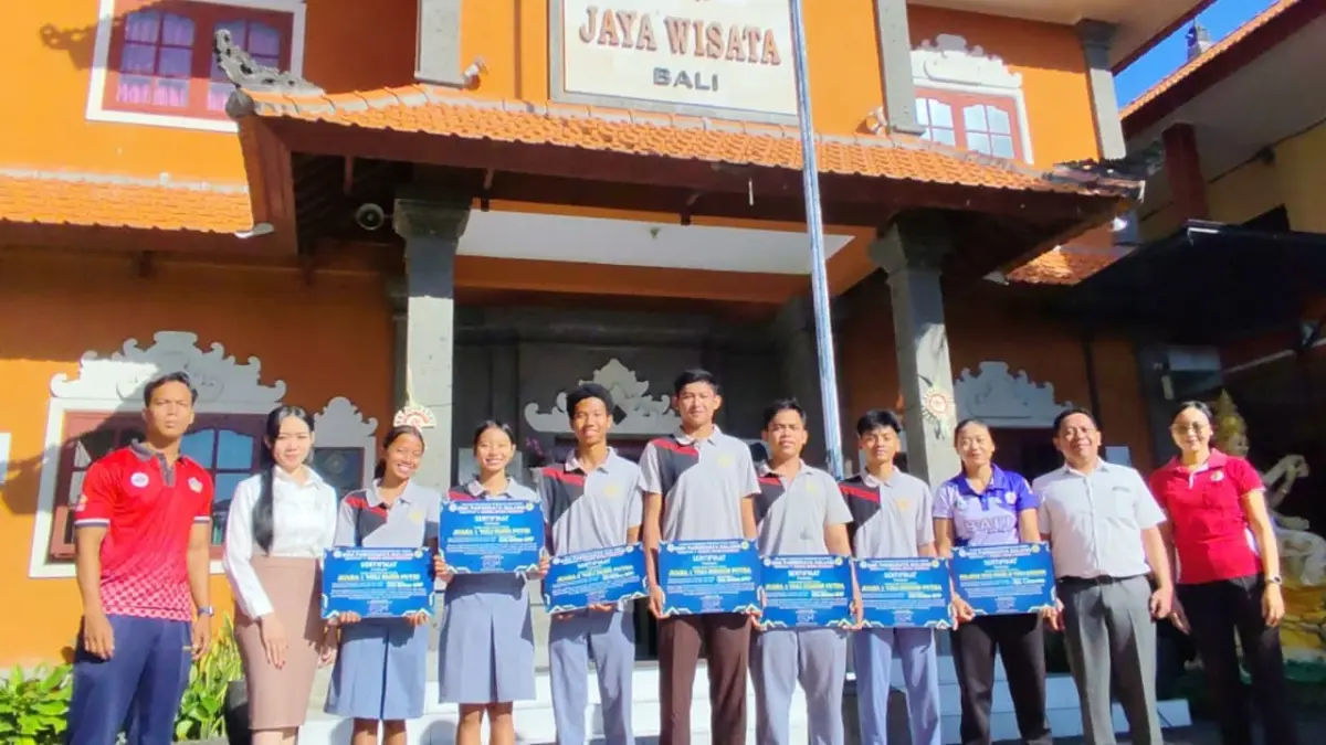 Para siswa SMK Pariwisata Dalung (SMK Prada) yang menorehkan prestasi juara di Porsenijar 2026