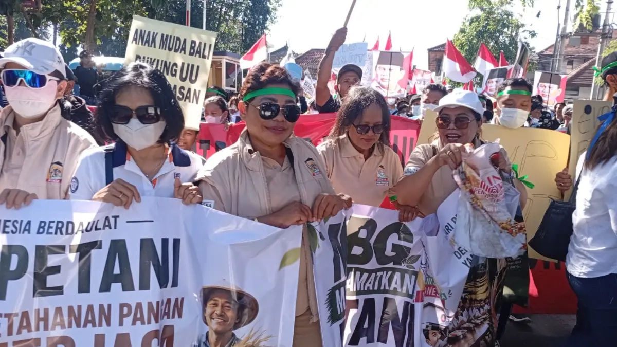 Ribuan massa yang tergabung dalam Aliansi Masyarakat Bali menggelar aksi damai di DPRD Bali pada Selasa (30/6/2026).&nbsp;