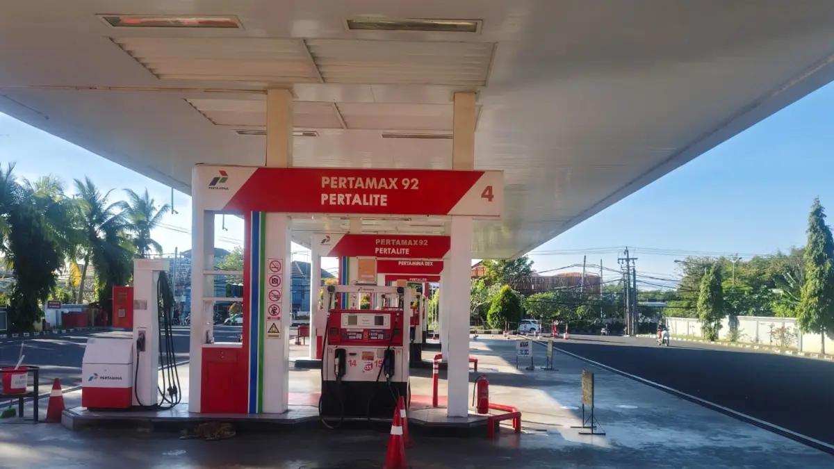 SPBU 54.803.07 Taman Griya, Jimbaran tampak sepi. Polisi turun tangan melakukan penyelidikan pengisian Pertamax dalam jumlah besar menggunakan puluhan jerigen
