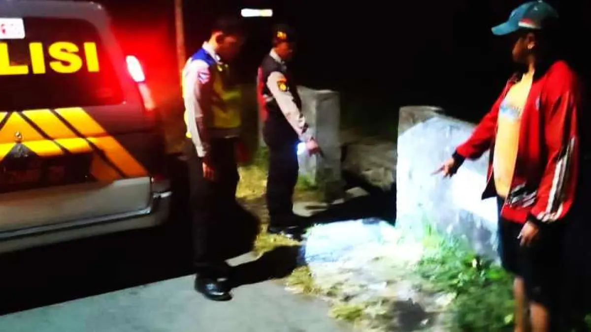 TELISIK KEJADIAN : Polisi melakukan olah TKP pencurian sepeda motor milik seorang disabilitas di Desa Giri Emas, Kecamatan Sawan, Kabupaten Buleleng. (Foto: Polsek Sawan untuk Radar Bali)