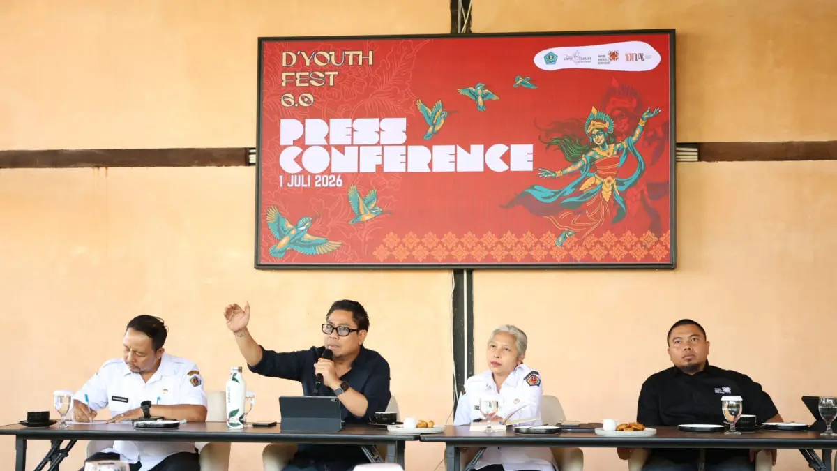 Wakil Wali Kota Denpasar I Kadek Agus Arya Wibawa (dua dari kiri), saat menghadiri conferensi pers D