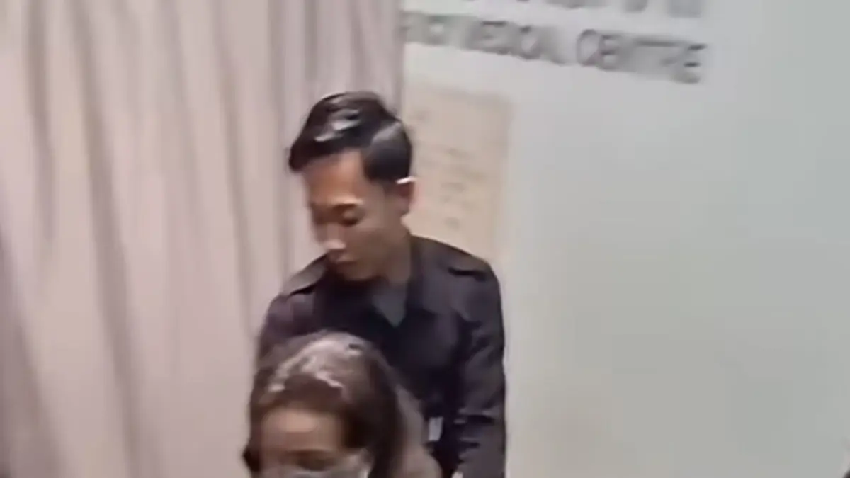 BIKIN RESAH: Petugas Polsek Kuta bersama Satpol PP Legian saat mendatangi Casa Dasa Legian Hotel, Jalan Nakula, Kuta, untuk meredam aksi seorang wisatawan asal Australia yang diduga mabuk alkohol. (ist/radarbali.id)