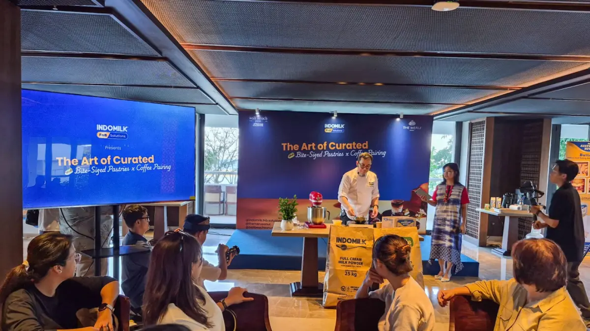 DEMO MASAK: Indomilk hadirkan kreasi bite-sized pastry di depan para pemilik kafe, chef dan baker.
