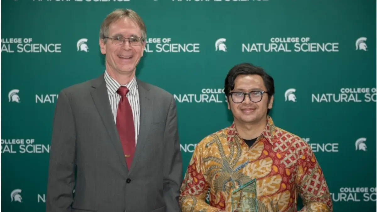 I Putu Ade Andre Payadnya (kanan), dosen muda Universitas Mahasaraswati Denpasar, berhasil meraih Tracy Hammer Graduate Student Award dari Michigan State University, Amerika Serikat.&nbsp;