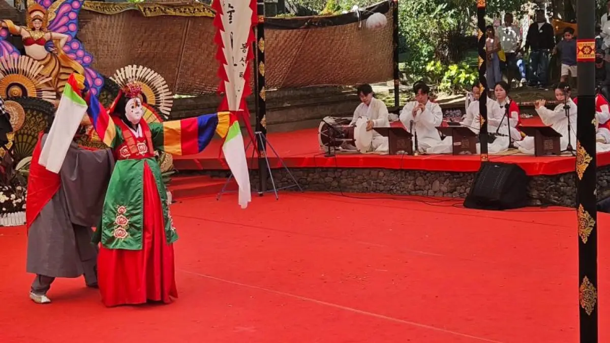 MEMIKAT: Mahasiswa Seoul Institute of the Arts, Korea Selatan, akan menampilkan teater topeng tradisional di Panggung Pesta Kesenian Bali (PKB) XLVIII 2026 Rabu (8/7/2026). (ist/radarbali.id)