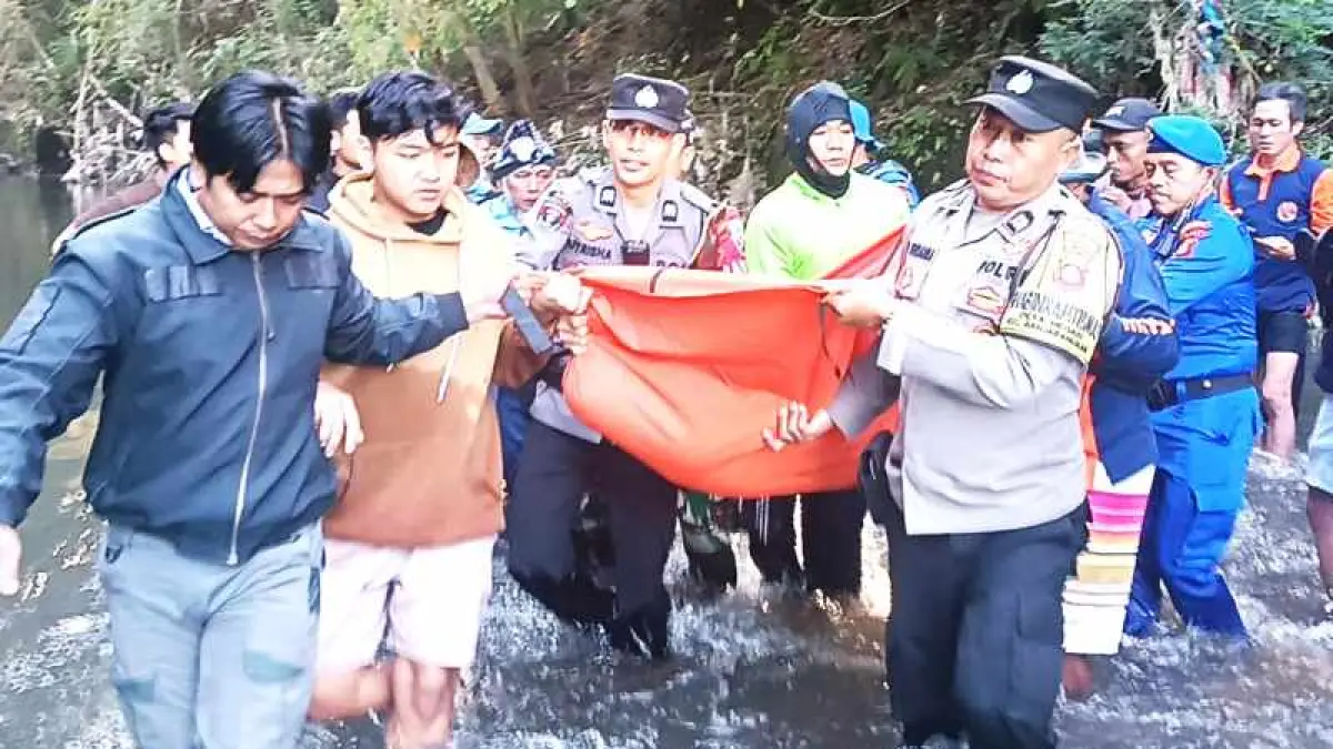 MENGENASKAN: Penemuan jenazah I Nyoman Cita di Sungai Tukad Bubuh, perbatasan Desa Negari dengan Desa Lepang, Kecamatan Banjarangkan. (Foto: Humas Polres Klungkung)