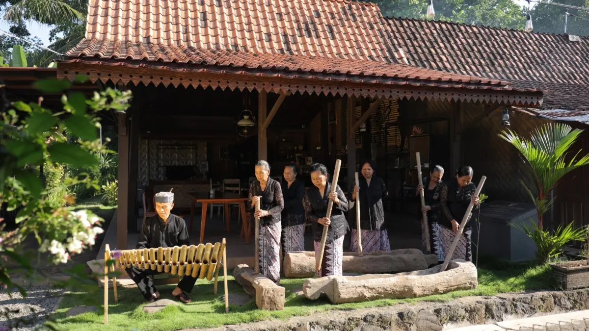 Permainan Musik Gedhogan atau Lesung yang menjadi ciri khas Desa Sejahtera Astra Kemiren, Banyuwangi.