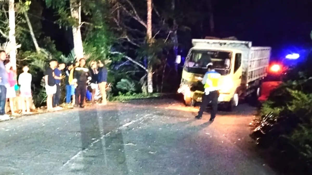 REKA ULANG PERISTIWA: Polisi saat melakukan olah TKP, kecelakaan maut di Desa Sibetan yang menewaskan pengendara motor. (ist)
