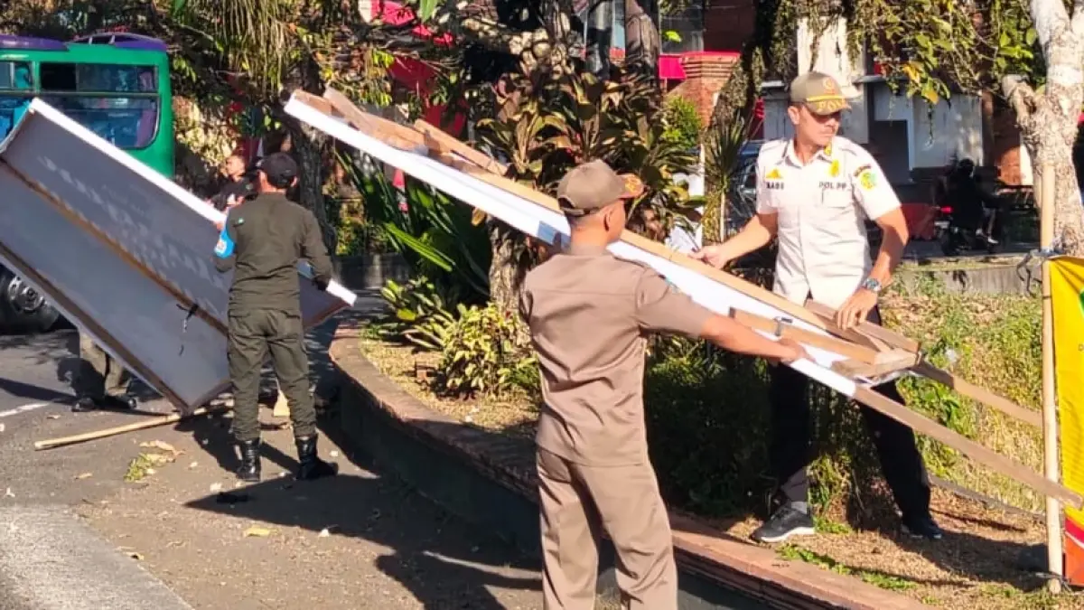 SAMPAH VISUAL : Satpol PP Jembrana menertibkan baliho Nyang semrawut. (foto:Satpol PP Jembrana)