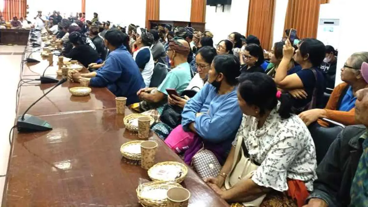 WASWAS DUIT MELAYANG: Nasabah mendatangi Kantor DPRD Gianyar untuk menempuh upaya pengembalian dana LPD.(foto:Istimewa)