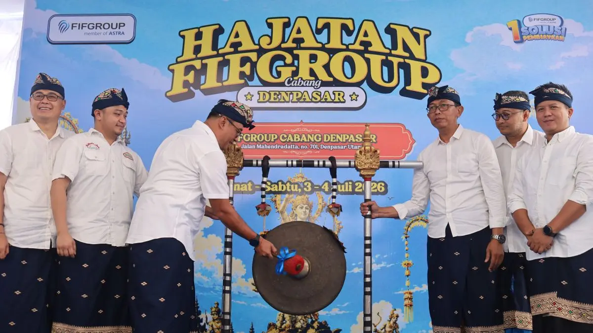 UNTUK PELANGGAN: Kepala Wilayah FIFGROUP Area Bali, I Made Aria Kusuma (ketiga dari kiri), bersama Kepala Cabang FIFGROUP Cabang Denpasar, Agus Wardana, serta ajaran manajemen FIFGROUP Cabang Denpasar, saat prosesi pemukulan gong sebagai bagian dari rangkaian seremoni pembukaan Hajatan Cabang Denpasar. (FIF Group for radarbali.id)
