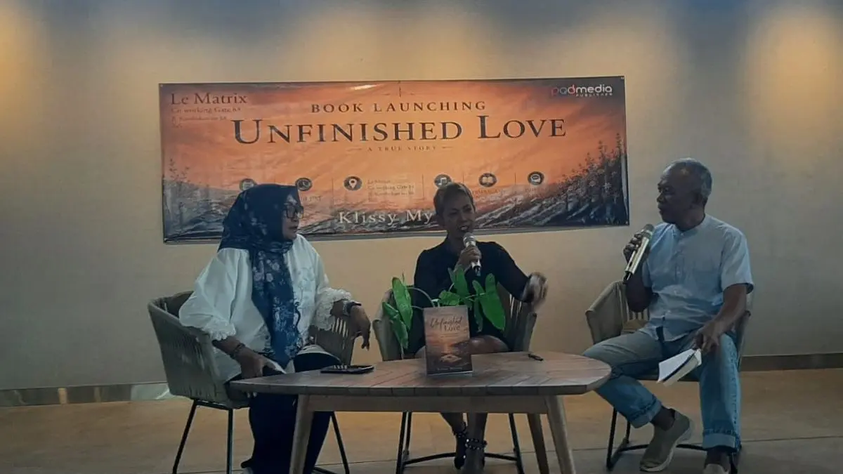 KISAH NYATA DALAM PROSA: Penulis Novel Unfinished Love Klissy Myring (tengah) saat peluncuran dan bedah buku kisah hidupnya bersama alm Nick sang suami yang telah meninggalkannya di Le Matrix Co Working Gate 88, Jl. Kerobokan Kuta Utara (4/7/2026). (M.RIDWAN/radarbali.id)