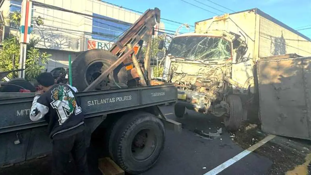 LANGSUNG REMUK : Kondisi truk trailer bernopol W 9385 UJ yang alami kecelakaan di Jalan Denpasar-Gilimanuk, (Juliadi/Radar Bali)